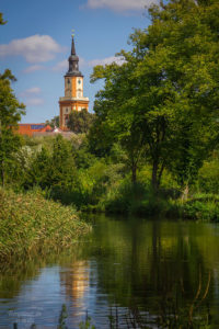 Kirchturm über Templiner Kanal