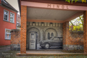 Alte Tankstelle (mit Minol-Schriftzug) und Wandbild